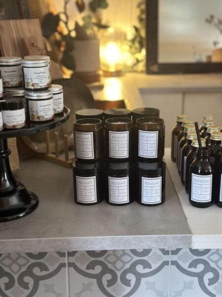 Håndlaget Soyalys Med Duft fra Reddal Resurssgård 180 ml, Sandeltre og Vanilje