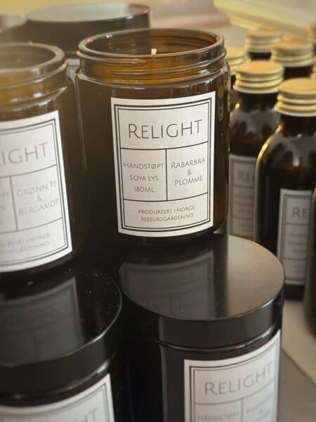 Håndlaget Soyalys Med Duft fra Reddal Resurssgård 180 ml, Rabarbra og Plomme