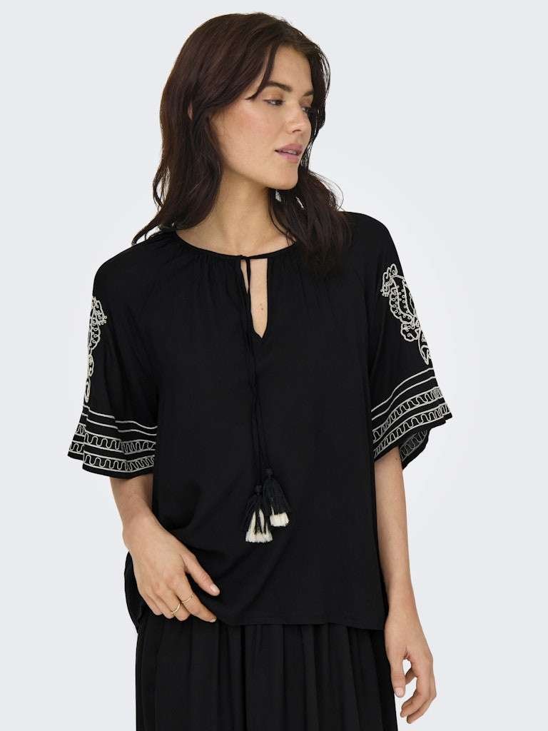 JDY RISSO LIFE BIANCA L/S TOP, Bluse, Black W. TAPIOCA EMBROIDERY