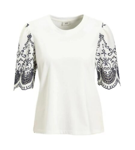 JDY, OMA BRODERIE ANGLAISE TOP JRS, Topp,Cloud Dancer BLACK IRIS EMB/ Offwhite med blått broderi