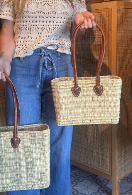 Håndlaget Stråveske Med Mørk Brunt Skinnhåndtak 30x22x12