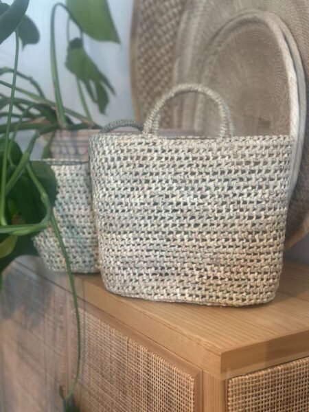 Håndlaget Stråveske Med Kort Hank , Small ( 30- 35 x 20-25 pluss 7 cm håndtak)