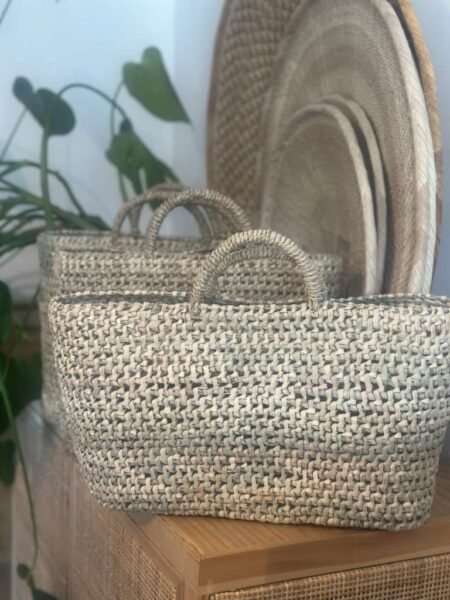 Håndlaget Stråveske Med Kort Hank , Medium 36-38 cm x 22-26 cm pluss 7 cm håndtak)