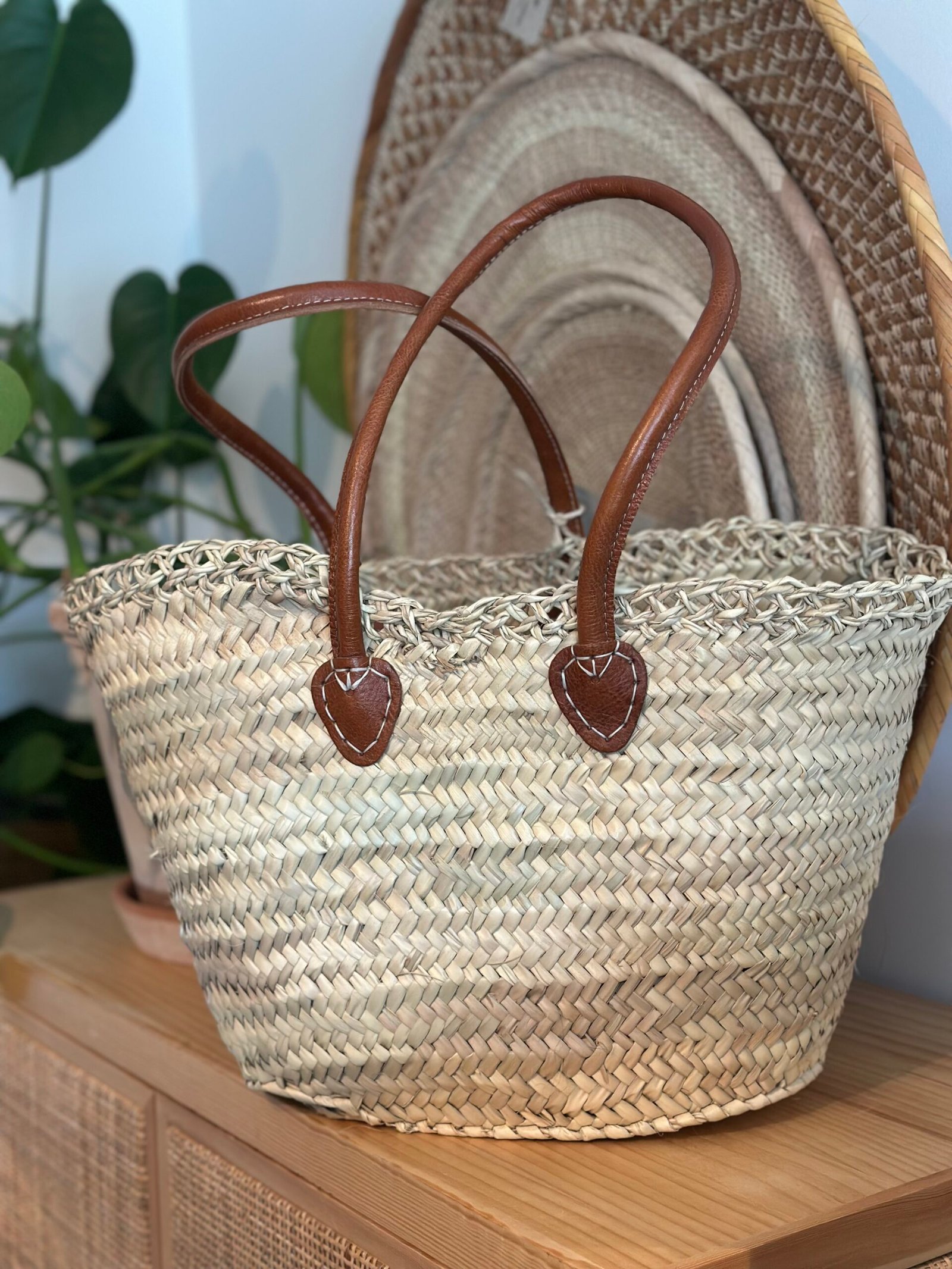 Håndlaget Stråveske/ Bag Med Rund, Mørk Brun Skinnrem