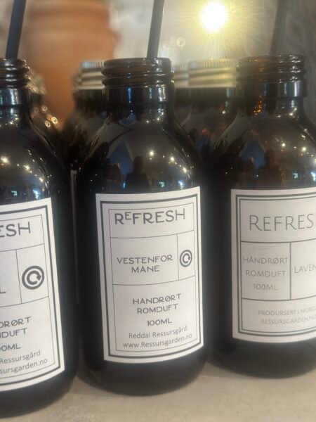 Håndrørt romduft fra Reddal Resurssgård 100 ml, Vestenfor Måne