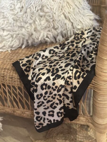 Lite Skjerf/ Tørkle I leopardprint 70x70