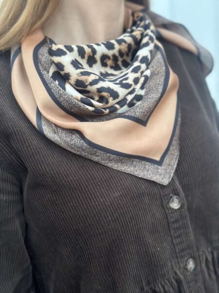 Lite Skjerf/ Tørkle I leopardprint 70x70 Sort/ camel