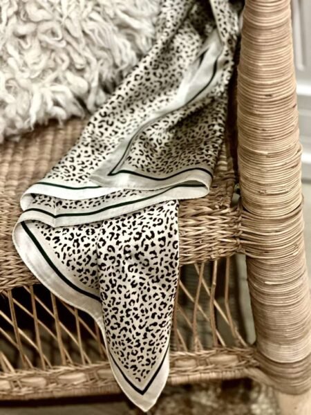 Lite Skjerf/ Tørkle I leopardprint 70x70 Offwhite/ Brunt Med Grønn Stripe/ Kant