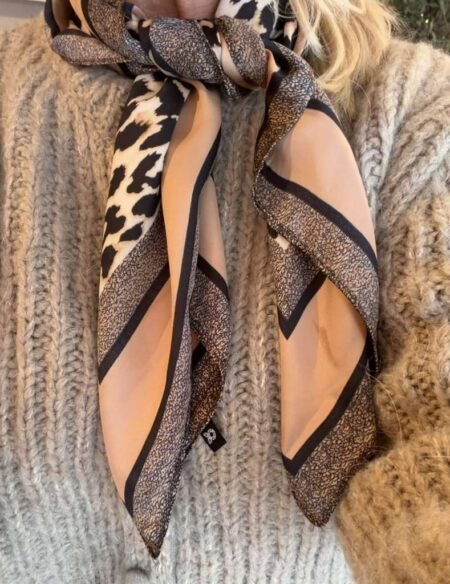 Lite Skjerf/ Tørkle I leopardprint 70x70 Sort/ camel