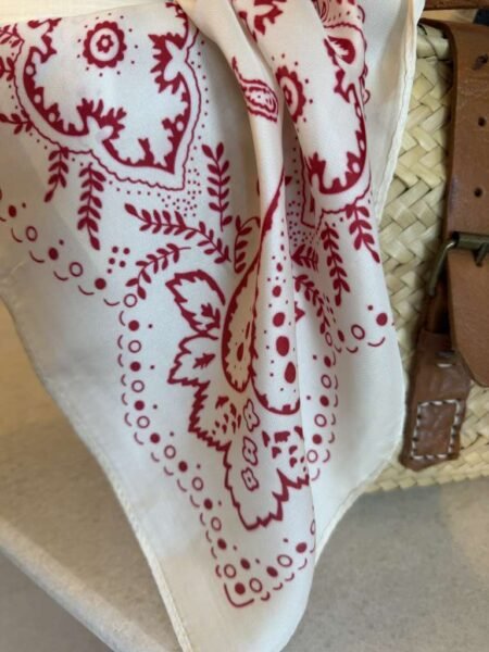 Rosenvinge lite skjerf med  bandana print - hvitt/ Offwhite med rødt