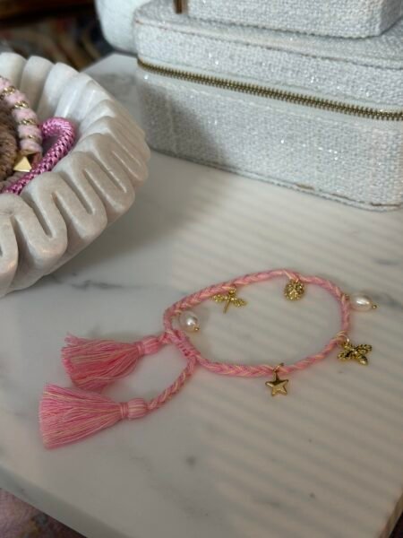 Dark Department Woven Friendship Braclet W/ Charms - Vevd Vennskaps Armbånd Med Charms, Bubblegum Pink Pale Yellow Mix - Rosa Og Lys Gul Mix med Gullfarget Charms