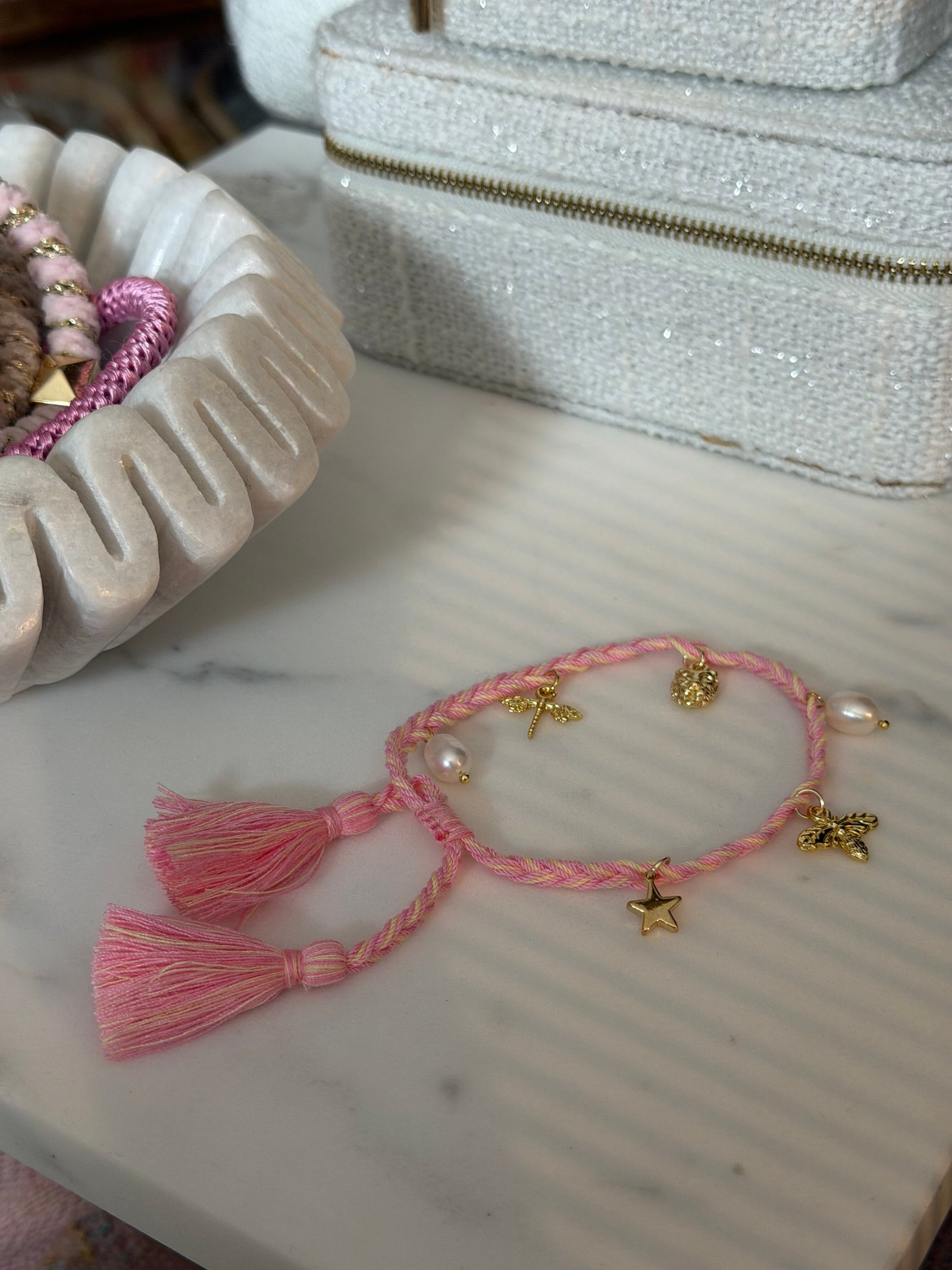 Dark Department Woven Friendship Braclet W/ Charms - Vevd Vennskaps Armbånd Med Charms, Bubblegum Pink Pale Yellow Mix - Rosa Og Lys Gul Mix med Gullfarget Charms