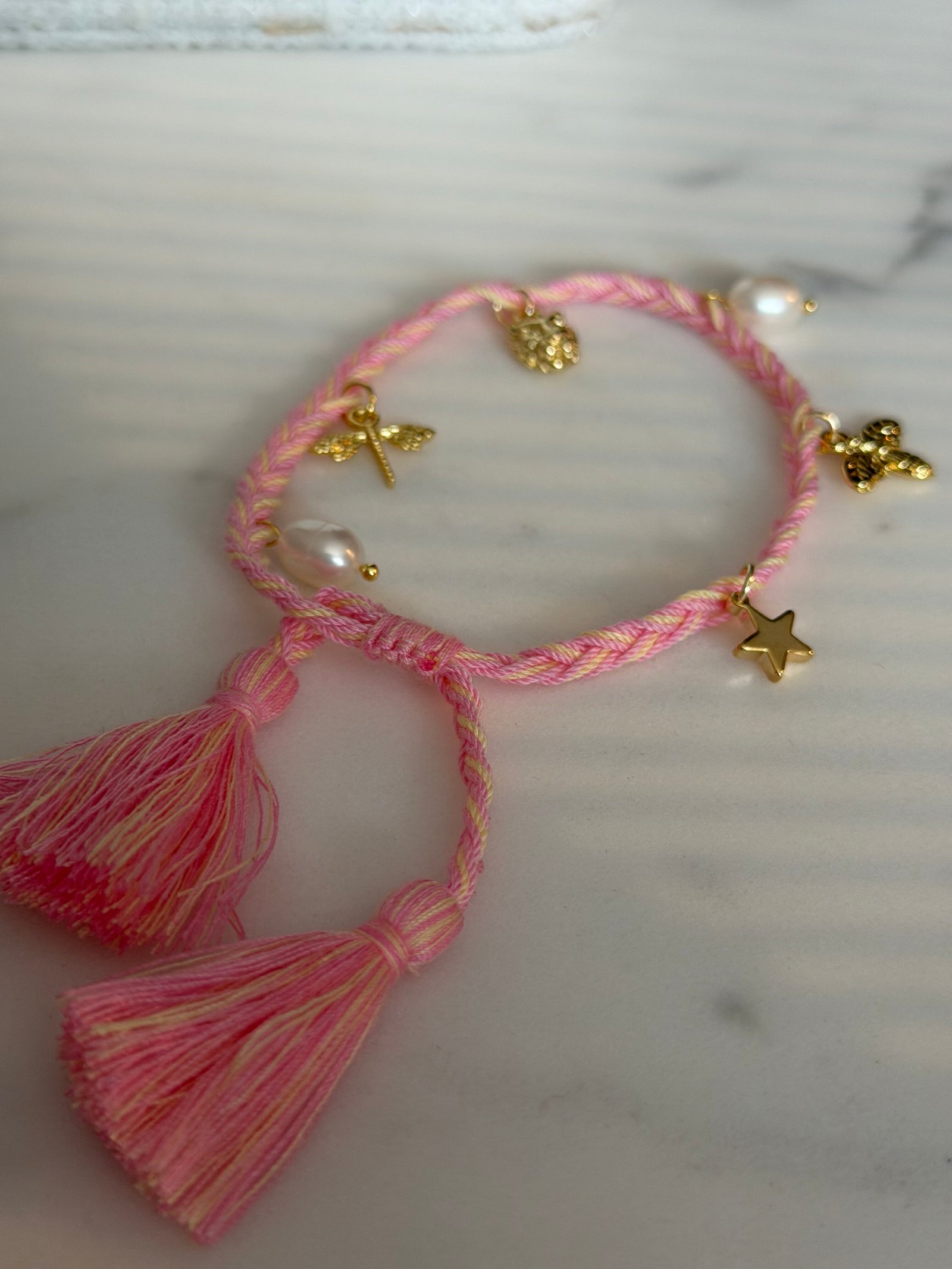 Dark Department Woven Friendship Braclet W/ Charms - Vevd Vennskaps Armbånd Med Charms, Bubblegum Pink Pale Yellow Mix - Rosa Og Lys Gul Mix med Gullfarget Charms - Bilde 3