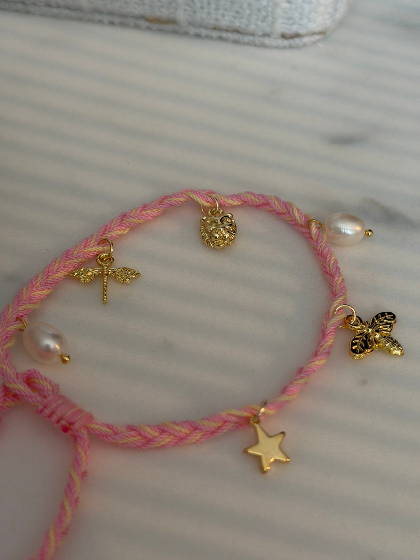 Dark Department Woven Friendship Braclet W/ Charms - Vevd Vennskaps Armbånd Med Charms, Bubblegum Pink Pale Yellow Mix - Rosa Og Lys Gul Mix med Gullfarget Charms - Bilde 2