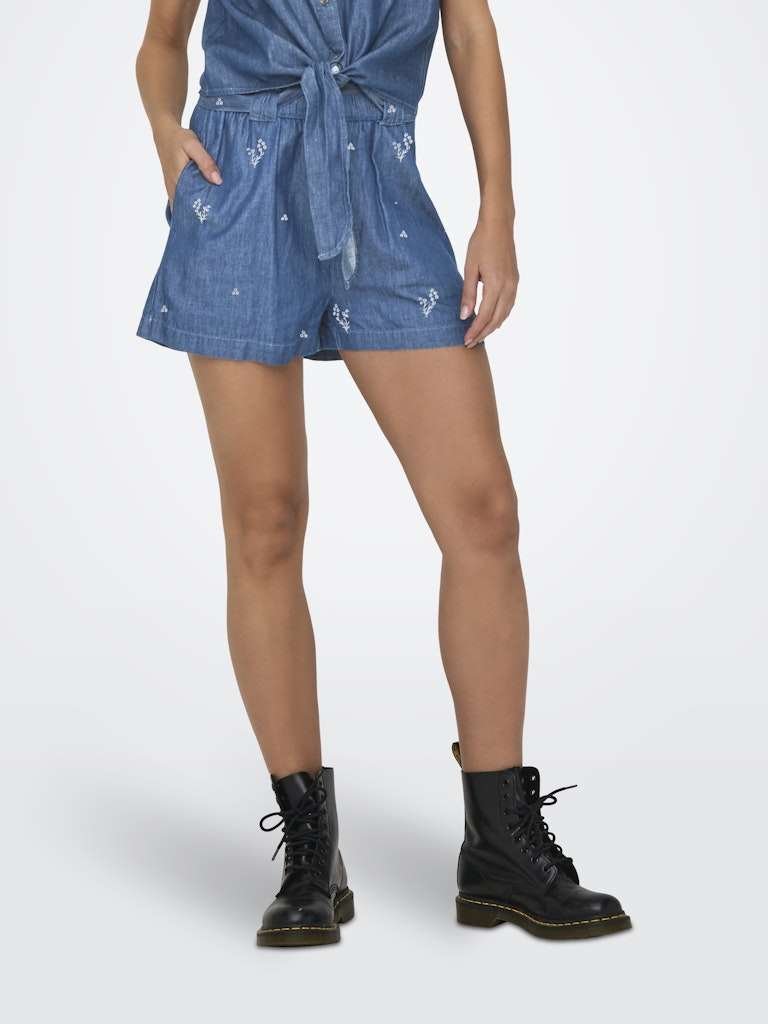 JDY KAI HW SHORTS WVN DIA, Light Blue Denim CLOUD DANCER EMB