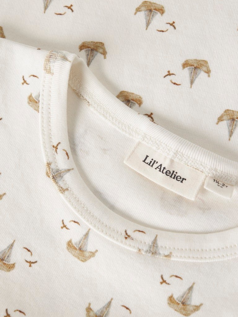 LIL ATELIER GAYO SOR SS SLIM TOP, T Skjorte Med Seilbåt Motiv, Coconut Milk BOAT - Bilde 2