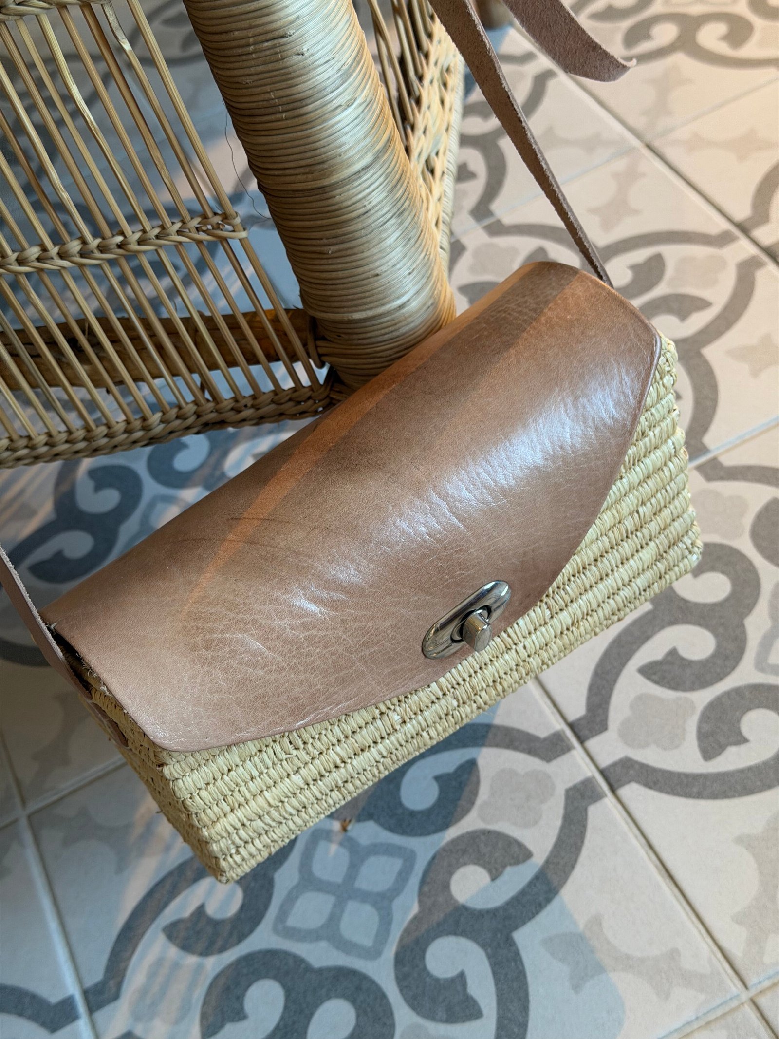 Håndlaget skulderveske i strå og skinn – liten veske, Lys Brun/ Beige - Bilde 3