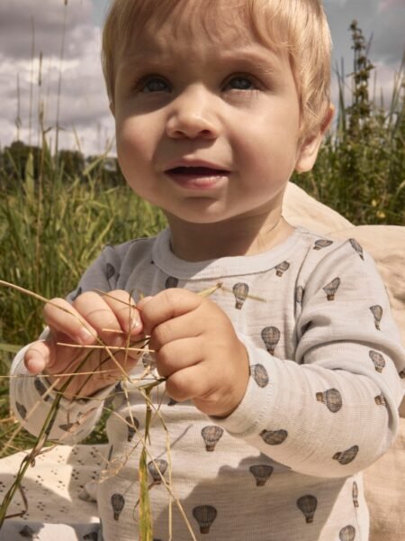 LIL  ATELIER NOEL NOR WOOL LS SLIM BODY, Body I 100% Merinoull,  Oyster Mushroom AIR BALLON, Dus Blå Med Luftballonger