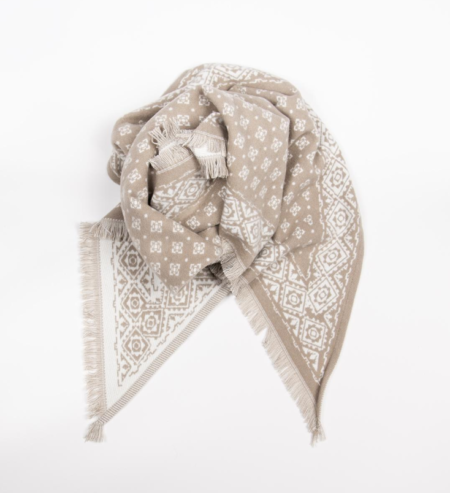 Rosenvinge Trekantsjal med jacquardmønster Ii 100% Viskose – beige og hvit