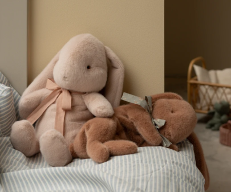 Maileg Sovende Kanin, Sleeping bunny plush, Small - Soft brown
